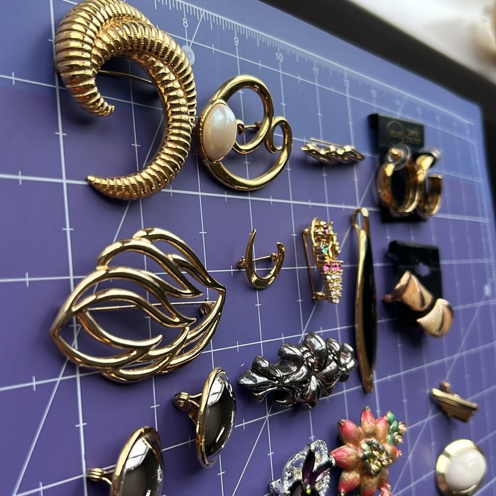 Monet collection of brooches & earrings new & old EUC  and travel pouch included - Picture 7 of 14